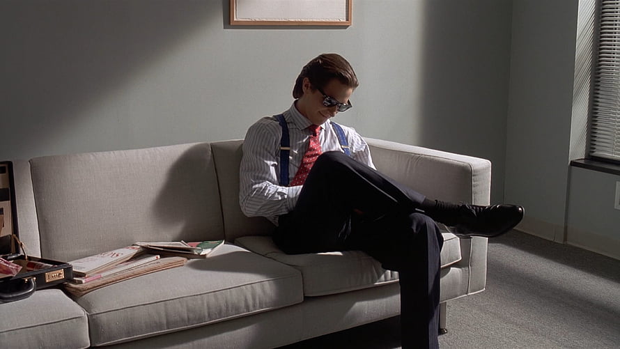 Christian Bale as Patrick Bateman in American Psycho Sitting on a Couch, American Psycho Couch Christian Bale, patrick bateman HD wallpaper