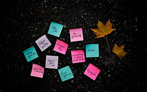 Inspirational Sticky Notes With Motivational Quotes On Dark Gravel Background HD wallpaper