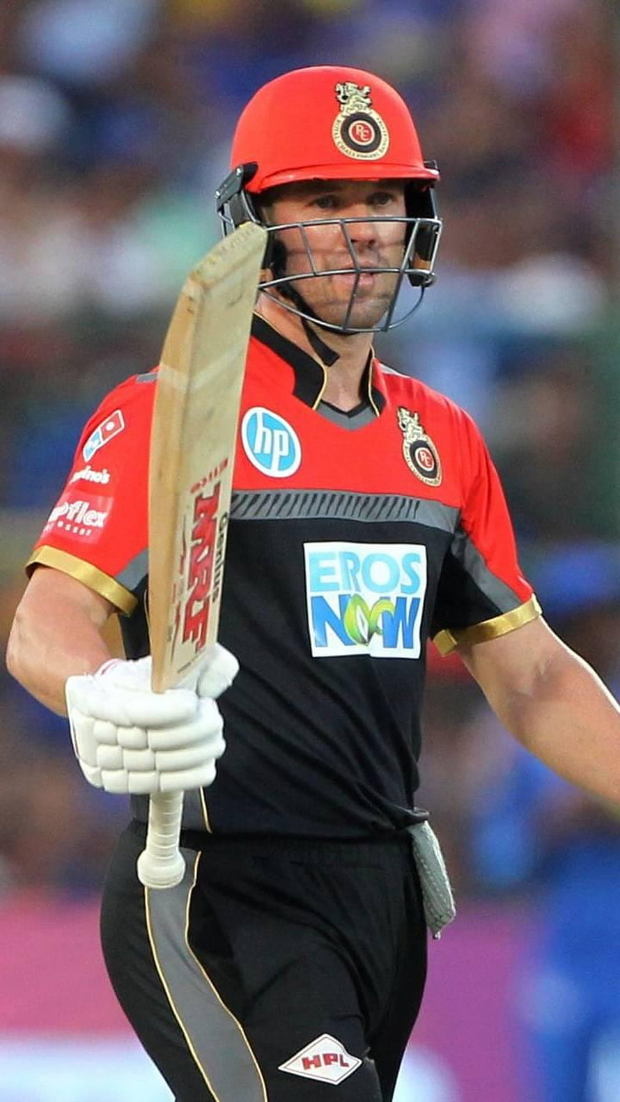 AB de Villiers in Royal Challengers Bangalore kit holding cricket bat HD phone wallpaper