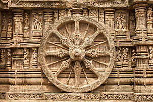 Intricate Stone Chariot Wheel Carving at Konark Sun Temple in Odisha India HD wallpaper