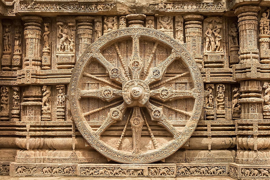 Intricate Stone Chariot Wheel Carving at Konark Sun Temple in Odisha India HD wallpaper