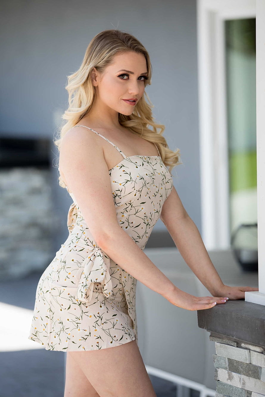 Blonde Woman in Floral Print Playsuit Leaning on Stone Wall, Pin on checkit, mia malkova mobile HD phone wallpaper