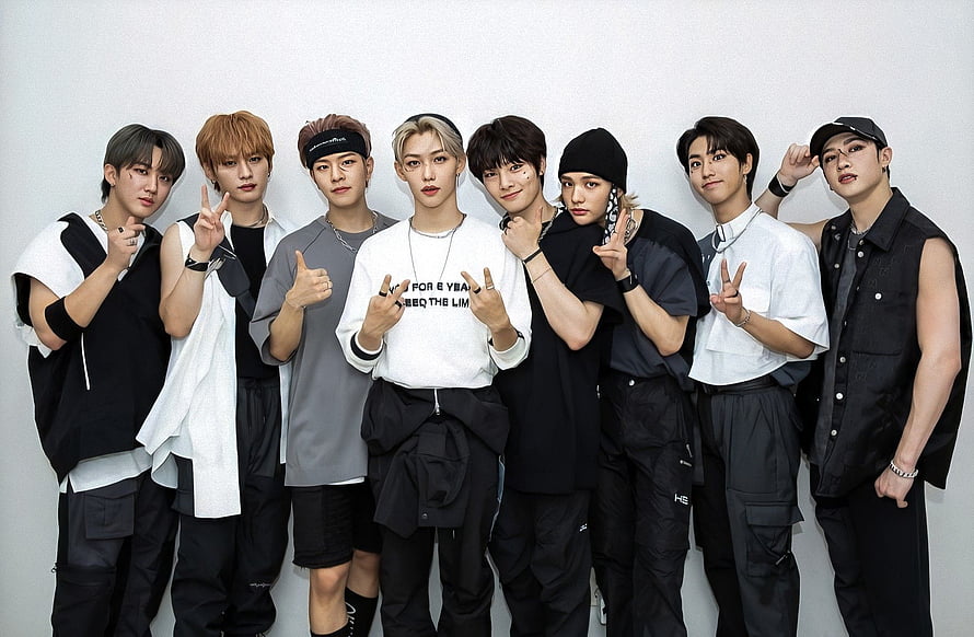 Stray Kids Group Portrait in Black and White Streetwear HD wallpaper