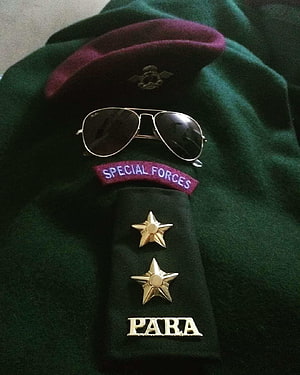 British Special Forces Para Commando Uniform with Maroon Beret and Aviator Sunglasses HD phone wallpaper