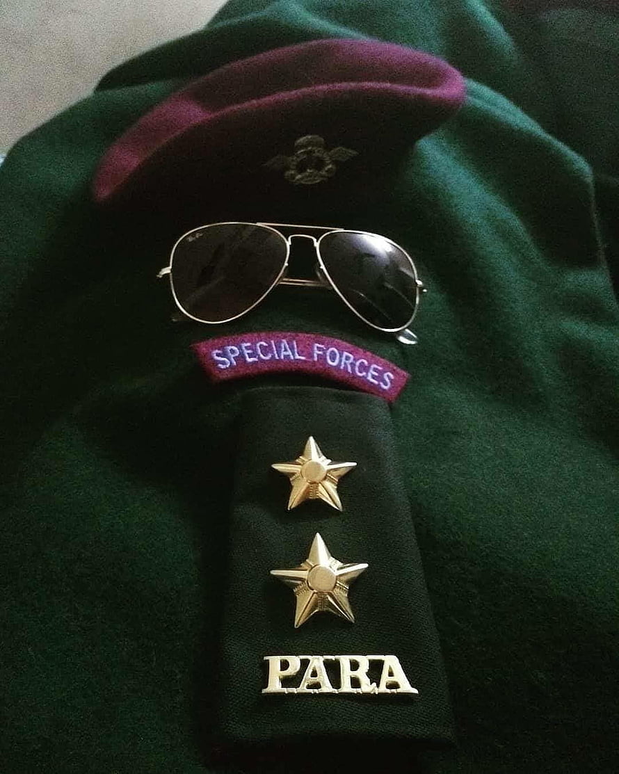 British Special Forces Para Commando Uniform with Maroon Beret and Aviator Sunglasses HD phone wallpaper
