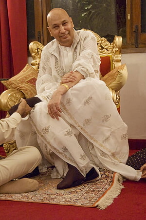 Gurmeet Ram Rahim Singh Sitting on Ornate Golden Throne in White Traditional Attire HD phone wallpaper