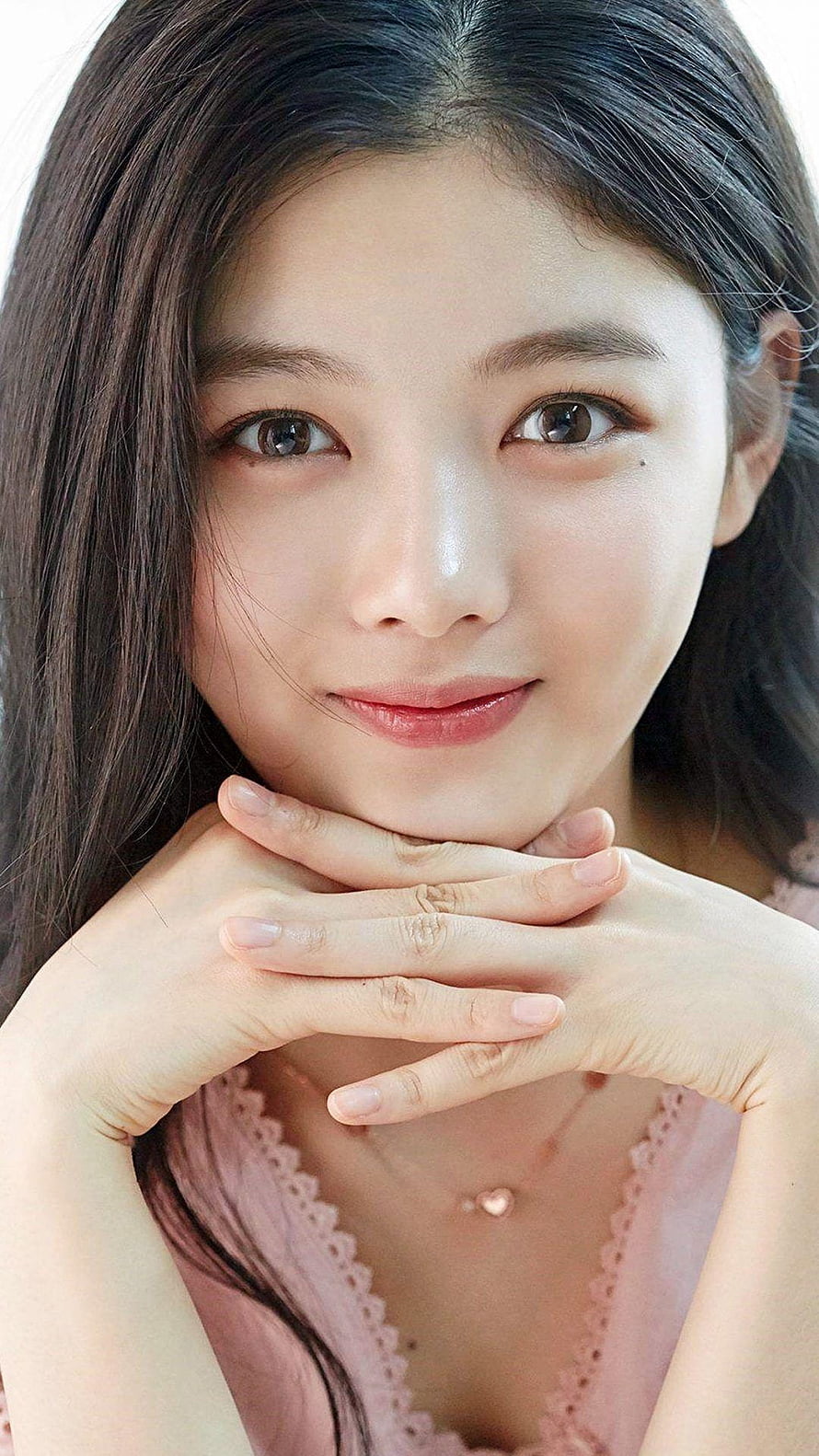 Kim Yoojung Portrait With Soft Smile And Hands Under Chin HD phone wallpaper