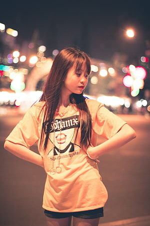 Young Woman in Graphic Tee Standing on City Street at Night with Bokeh Lights, Cewek Cantik, cewe cantik HD phone wallpaper
