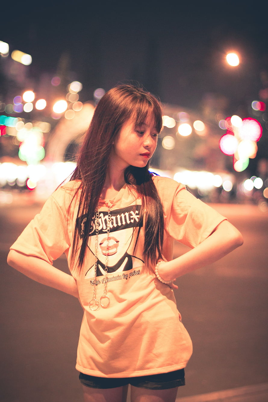 Young Woman in Graphic Tee Standing on City Street at Night with Bokeh Lights, Cewek Cantik, cewe cantik HD phone wallpaper
