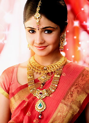 Indian woman in red saree wearing traditional gold jewelry and maang tikka, jewelry: Model with Designer gold necklace set, jewellery model HD phone wallpaper