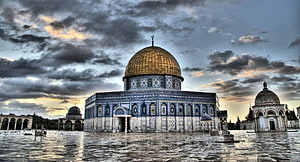 Al Aqsa Mosque in Jerusalem with golden dome and intricate tilework under dramatic clouds HD wallpaper