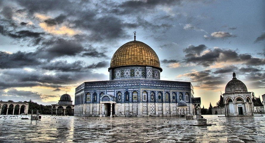 Al Aqsa Mosque in Jerusalem with golden dome and intricate tilework under dramatic clouds HD wallpaper