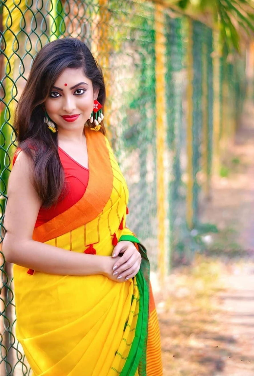 Woman in Yellow Saree with Red Blouse and Traditional Jewelry, Hot & Cute Desi Indian Girls ✔️✔️Girl for Android, indian girl beautiful HD phone wallpaper