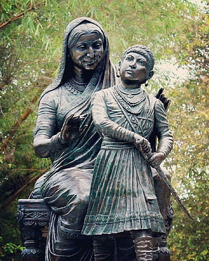 Bronze Statue of Chhatrapati Shivaji Maharaj and Jijabai in Traditional Attire HD phone wallpaper
