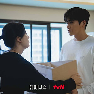 Happiness tvN drama scene with male and female characters holding a cardboard box HD phone wallpaper