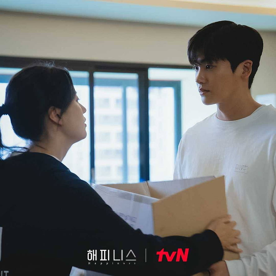 Happiness tvN drama scene with male and female characters holding a cardboard box HD phone wallpaper
