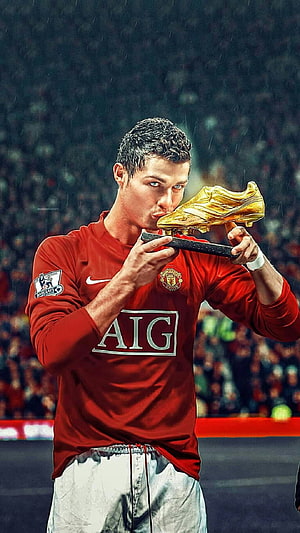 Cristiano Ronaldo Kissing Golden Boot Trophy in Manchester United Red Jersey, Cool Cristiano Ronaldo HD phone wallpaper