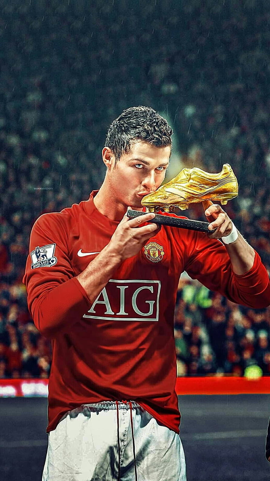 Cristiano Ronaldo Kissing Golden Boot Trophy in Manchester United Red Jersey, Cool Cristiano Ronaldo HD phone wallpaper