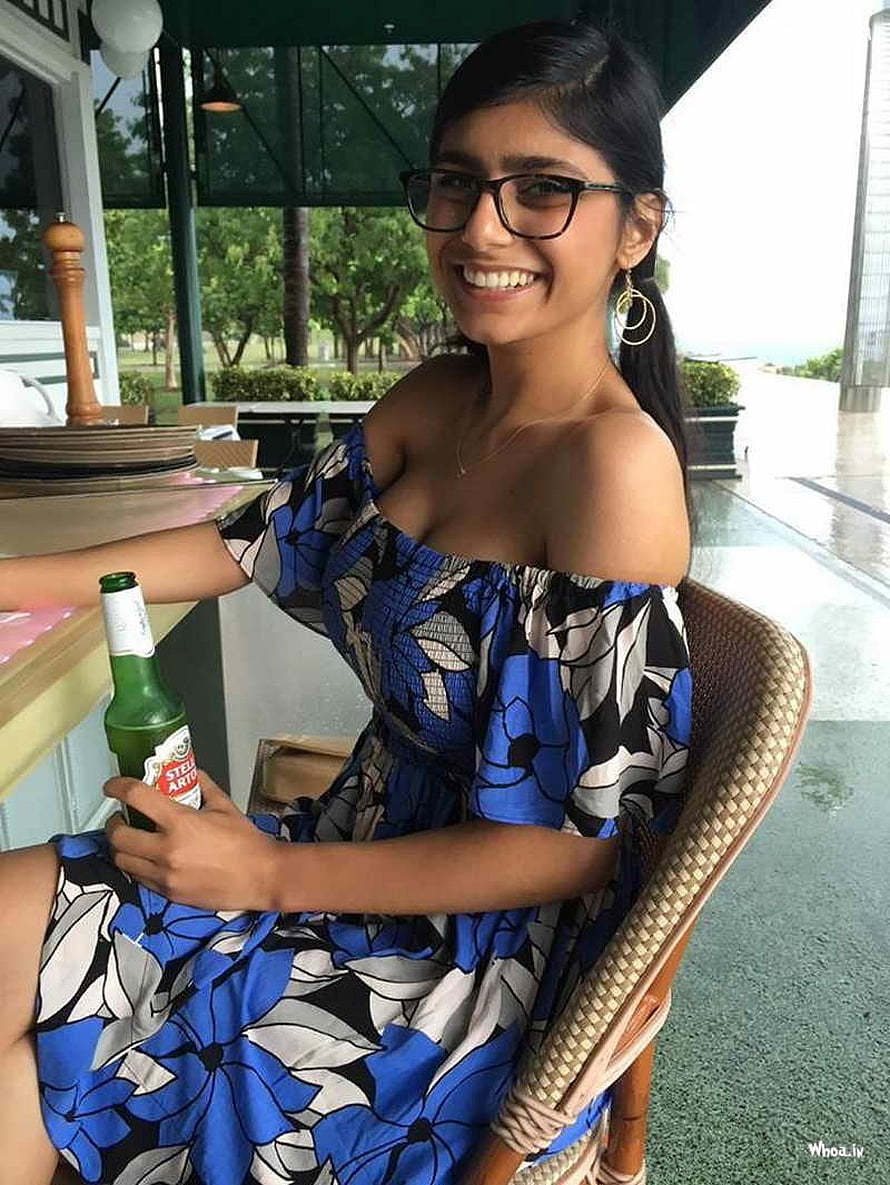 Smiling Woman in Blue Floral Off-Shoulder Dress Holding Beer at Outdoor Cafe, Mia Khalifa HD phone wallpaper