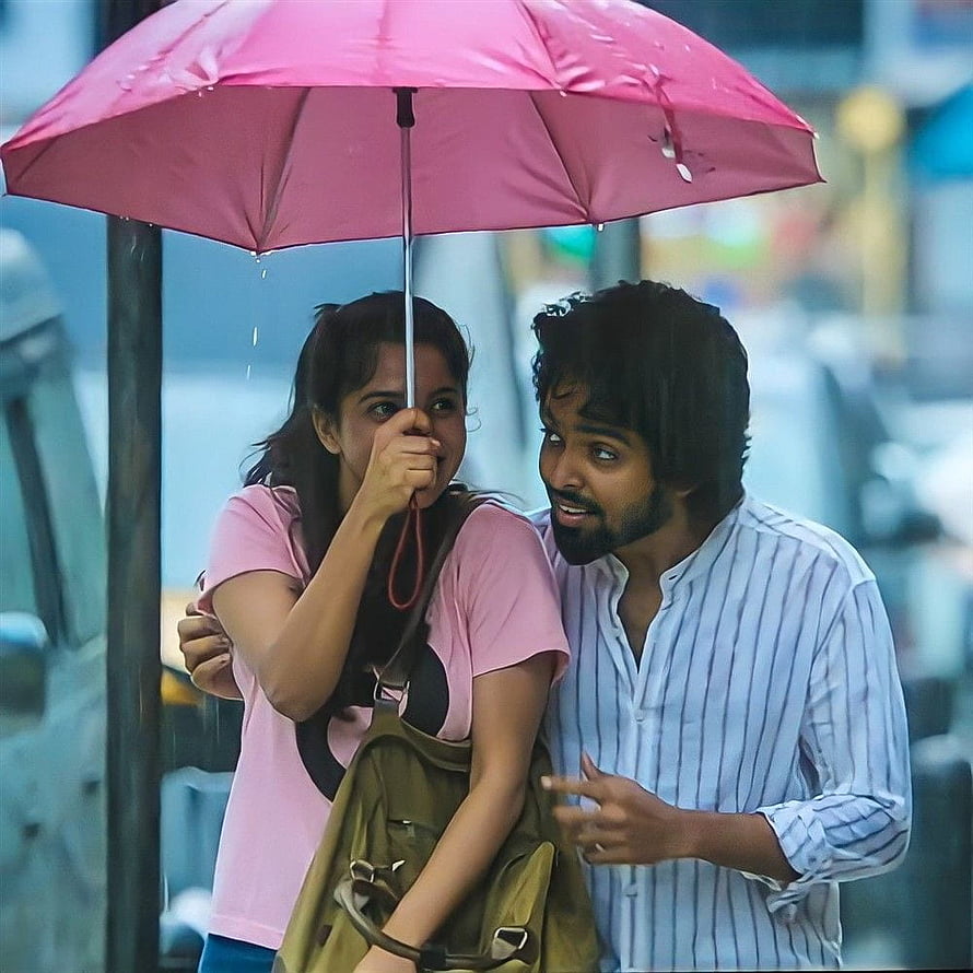 Sai Pallavi and Vijay Deverakonda sharing a pink umbrella in the rain from Arjun Reddy HD phone wallpaper