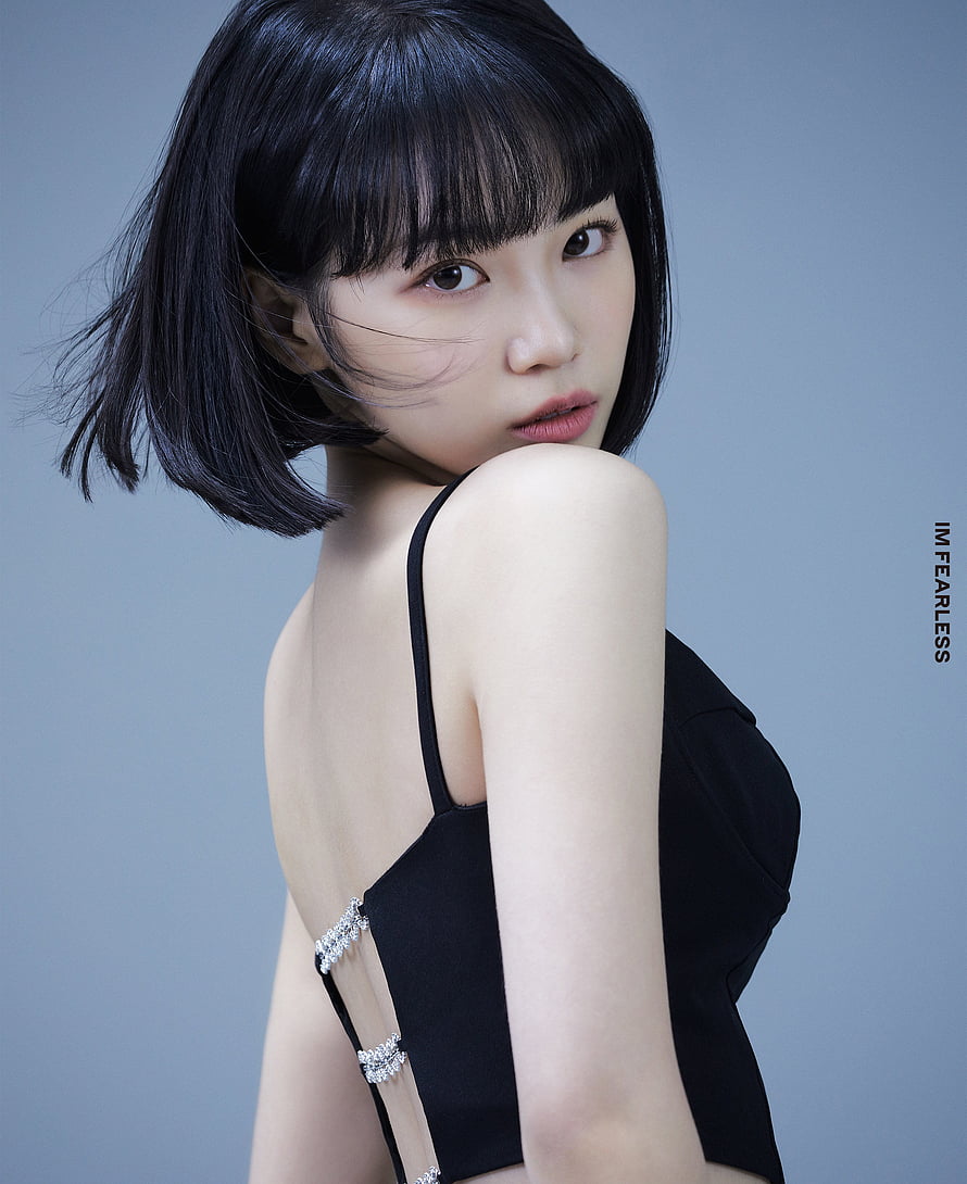 Kim Chaewon of LE SSERAFIM in a Black Backless Dress with Short Bob Hair HD phone wallpaper