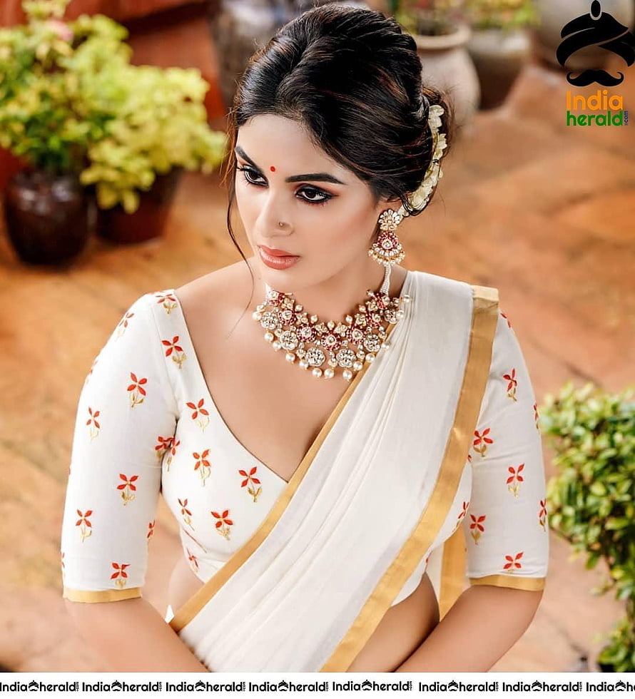 Samyuktha Menon in White Floral Saree with Gold Border and Traditional Jewelry HD phone wallpaper