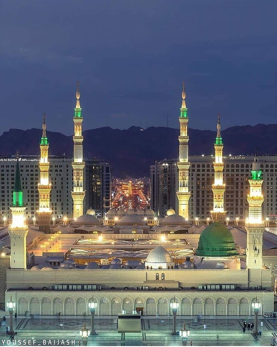 Al-Masjid an-Nabawi in Medina at Night with Illuminated Minarets and Green Dome HD phone wallpaper