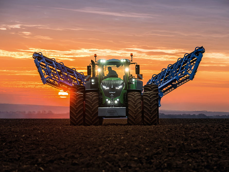 Fendt 1000 Vario Tractor With Blue Sprayer Booms In Field At Sunset HD wallpaper
