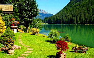 Serene Alpine Lake Landscape with Lush Green Garden and Mountain View HD wallpaper