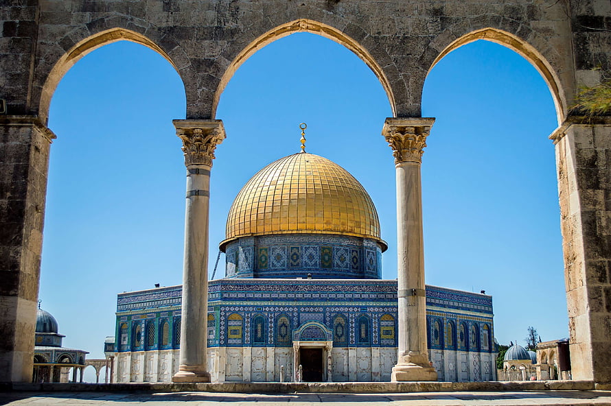 Dome of the Rock in Jerusalem framed by stone arches under a clear blue sky HD wallpaper