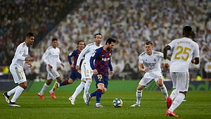 Leo Messi Dribbling Past Real Madrid Defenders During El Clasico Match HD wallpaper