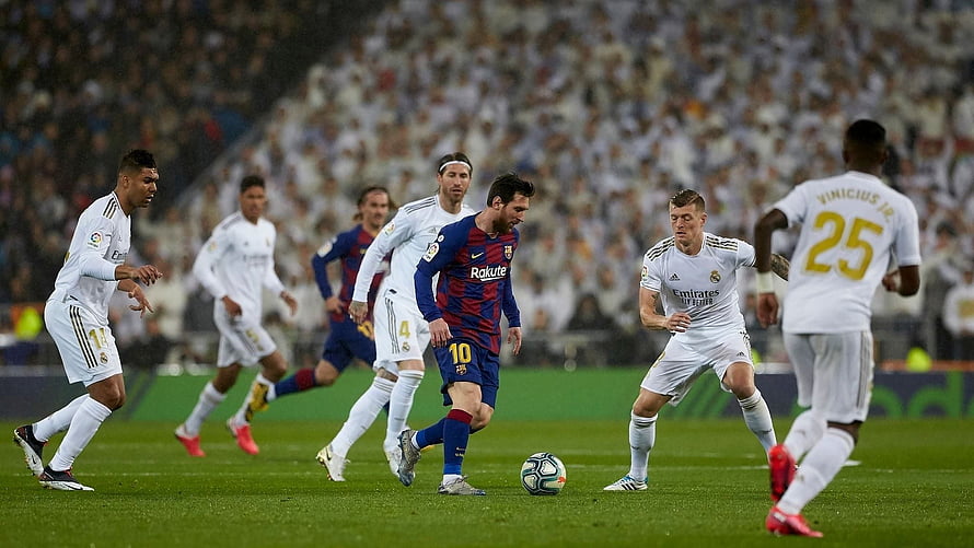 Leo Messi Dribbling Past Real Madrid Defenders During El Clasico Match HD wallpaper