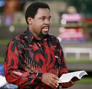 TB Joshua in Red and Black Patterned Shirt Holding an Open Book HD wallpaper