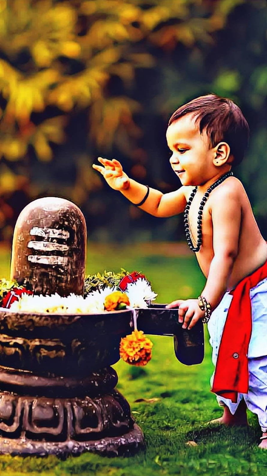 Cute baby boy performing puja at Shiva Lingam with flowers and water HD phone wallpaper