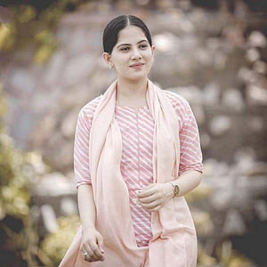 Jaya Kishori in a soft pink striped kurta with a flowing dupatta HD wallpaper
