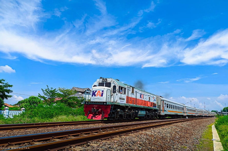 Kereta Api Indonesia CC 206 Locomotive Pulling Passenger Train on Sunny Day HD wallpaper