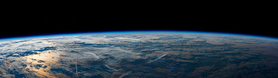 Earth Horizon From Space With Clouds And Atmosphere HD wallpaper