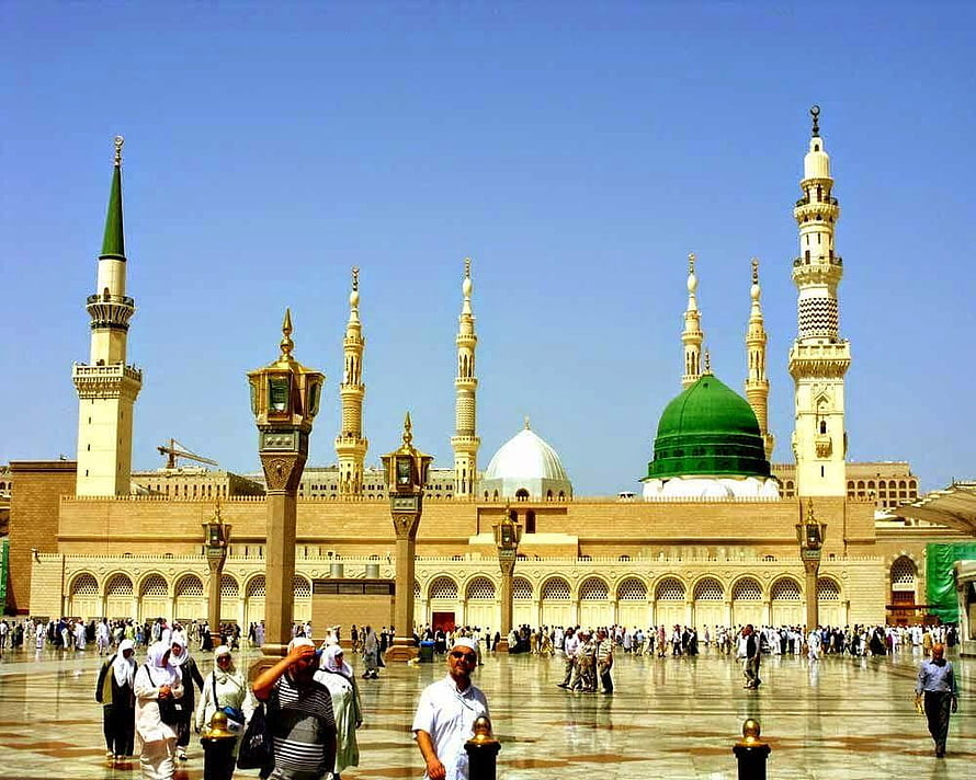 Al-Masjid an-Nabawi in Medina with Green Dome and Minarets Under Clear Blue Sky HD wallpaper