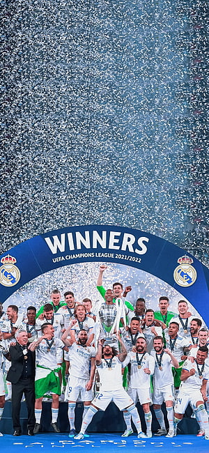 Real Madrid Celebrating UEFA Champions League 2021/2022 Victory with Trophy and Confetti HD phone wallpaper