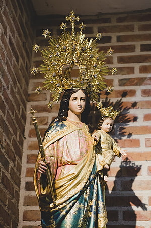 Ornate Virgin Mary Statue with Child in Golden Crown and Ceremonial Robes HD phone wallpaper