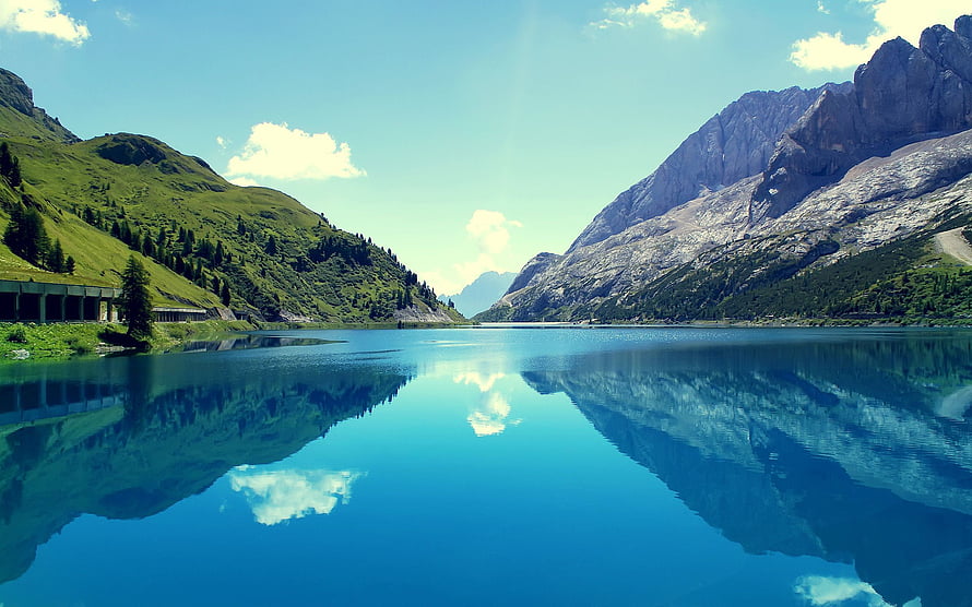 Serene Alpine Lake with Majestic Mountain Reflections and Clear Blue Sky HD wallpaper