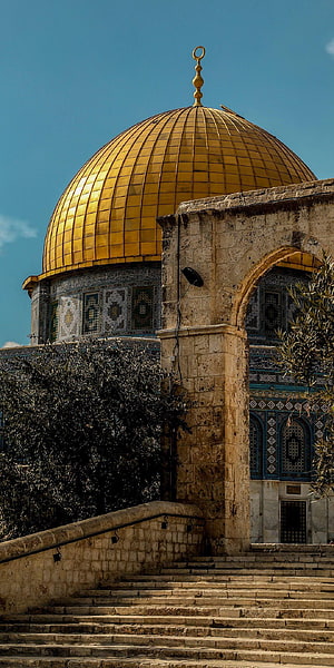 Golden Dome of the Rock Mosque in Jerusalem with Stone Stairs and Blue Sky HD phone wallpaper