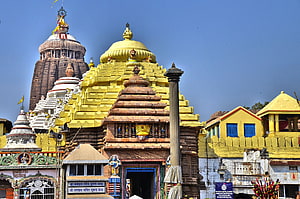 Puri Jagannath Temple Golden Dome and Red Stone Shikhara Under Clear Blue Sky HD wallpaper