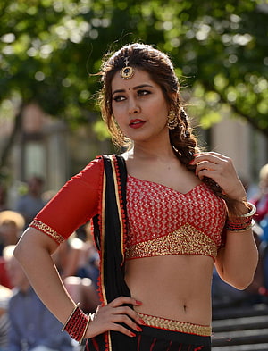 Rashi Khanna in Traditional Red and Black Ethnic Wear with Gold Jewelry HD phone wallpaper