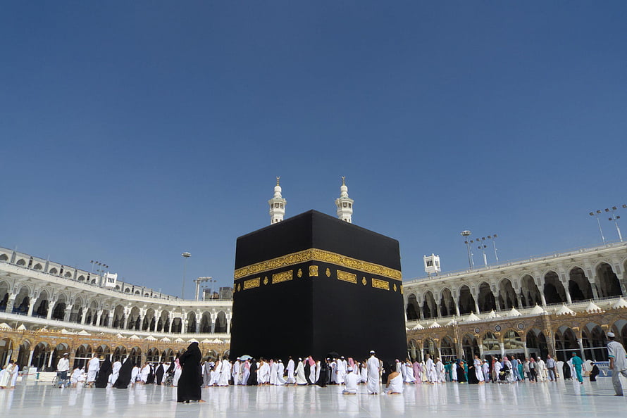 The Kaaba in Mecca Surrounded by Pilgrims Under a Clear Blue Sky HD wallpaper
