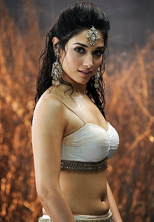 Tamannaah Bhatia in a white traditional blouse with gold jewelry and maang tikka, Tamanna Bhatia Hot Navel Gallery, tamanna navel HD phone wallpaper