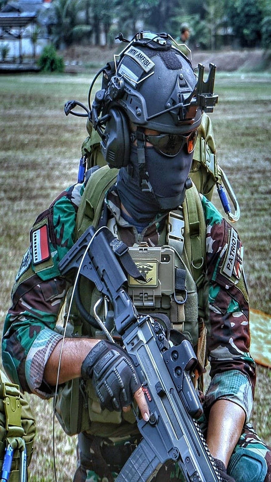 Indonesian Special Forces Soldier in Tactical Gear Holding Assault Rifle HD phone wallpaper