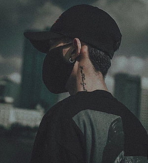 Moody Portrait of Man in Black Cap and Mask with Neck Tattoo, مَمْلَكَةْ أَلتَنْسِيقْ., instagram dp boys HD phone wallpaper