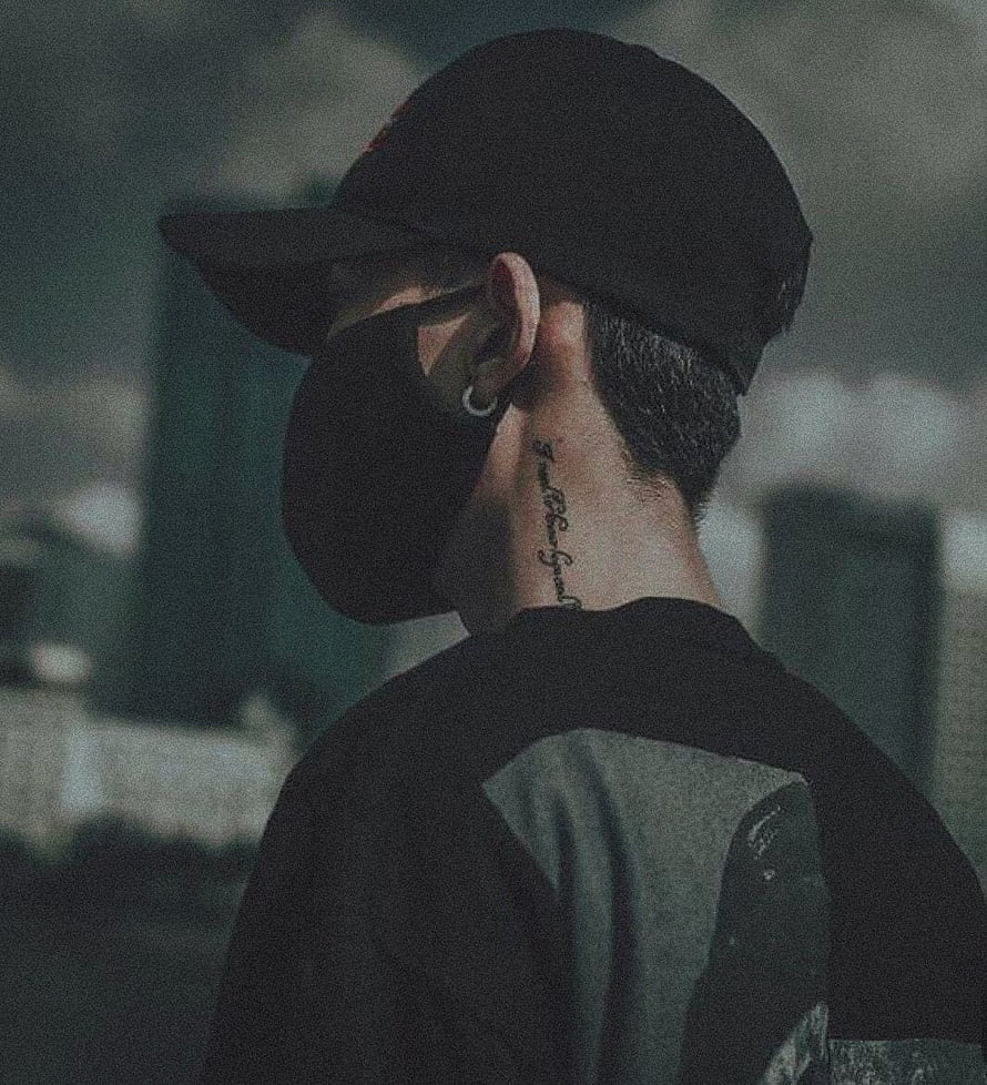 Moody Portrait of Man in Black Cap and Mask with Neck Tattoo, مَمْلَكَةْ أَلتَنْسِيقْ., instagram dp boys HD phone wallpaper