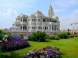 Prem Mandir Temple in Vrindavan with Lush Gardens and Vibrant Flower Beds HD wallpaper